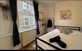 Room In Oxford Street